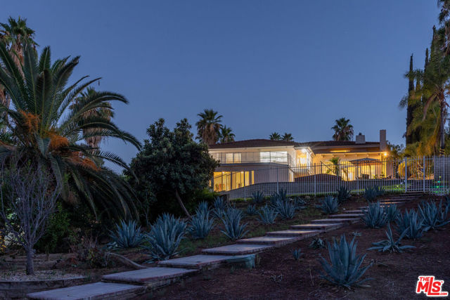 2357 Knob Hill Drive, Riverside CA: https://media.crmls.org/mediaz/86875b41-9337-4c16-a3b1-ebfec798b92d.jpg