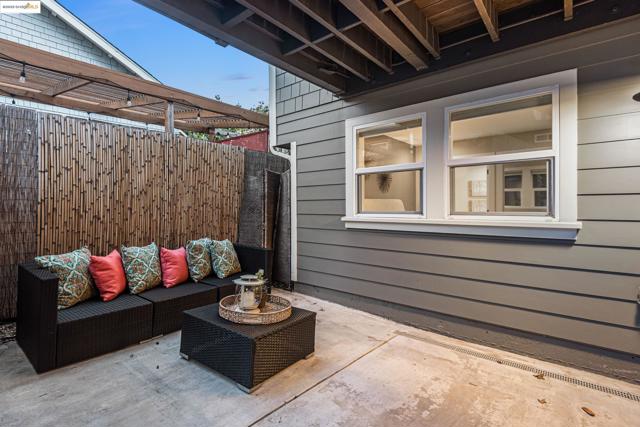 6528 Dover St, Oakland CA: https://media.crmls.org/mediaz/868785fa-c709-4851-95b1-3dbadcb65a4e.jpg