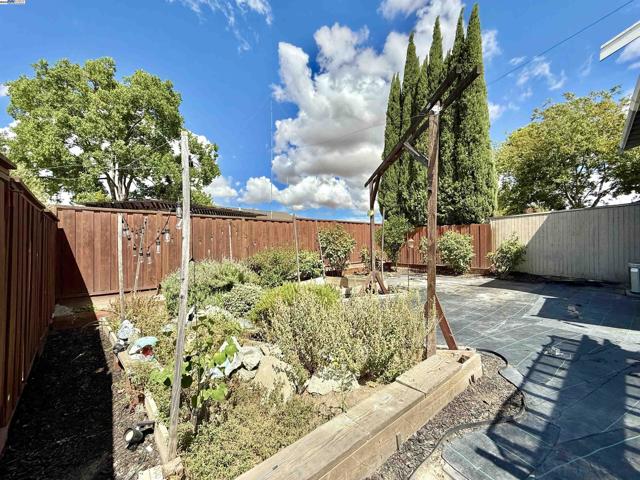 1817 Bluebell Dr, Livermore CA: https://media.crmls.org/mediaz/8687f5dc-b46c-4abc-baea-464a6c9d1b50.jpg