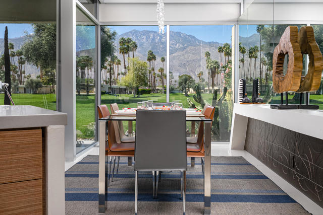 26 Lakeview Circle, Palm Springs CA: https://media.crmls.org/mediaz/8687fb0e-4a5e-4c54-bea8-b2d262d77aa9.jpg