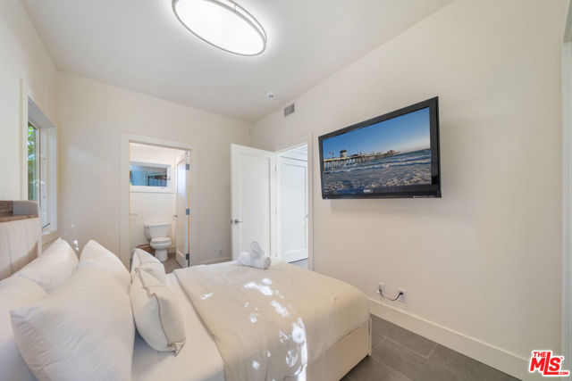 10148 Angelo Circle, Beverly Hills CA: https://media.crmls.org/mediaz/86893c8e-9a3f-43e9-851c-220974204f98.jpg