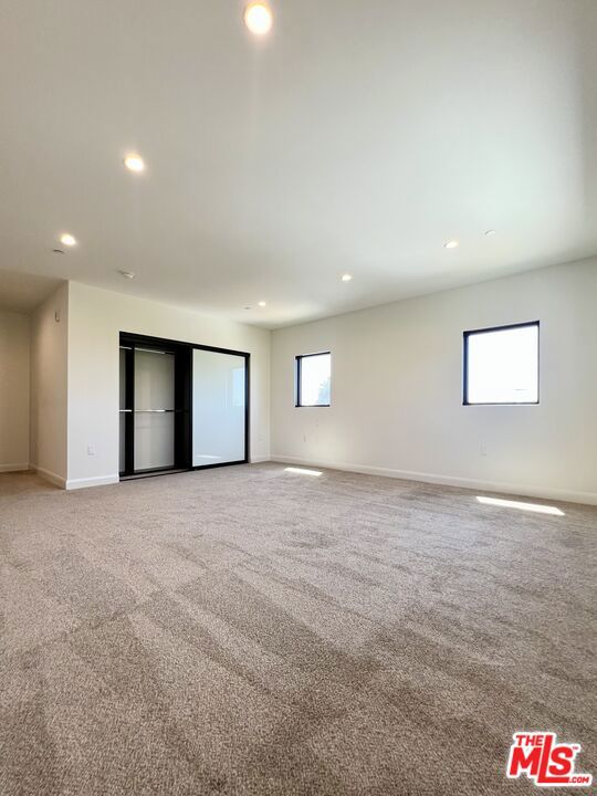 859 S LUCERNE Boulevard, Los Angeles CA: https://media.crmls.org/mediaz/8689423c-14fa-4b16-a1c4-7c759db8227e.jpg