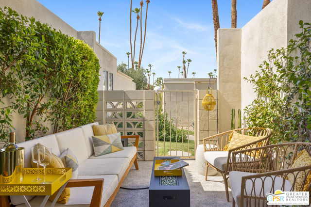 1821 Sandcliff Road, Palm Springs CA: https://media.crmls.org/mediaz/86899012-1198-43b2-a509-de47043d998f.jpg