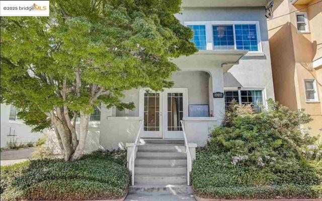562 29th St, Oakland CA: https://media.crmls.org/mediaz/8689e8f4-1d0c-4dea-b9d0-cb8a4ea8e724.jpg