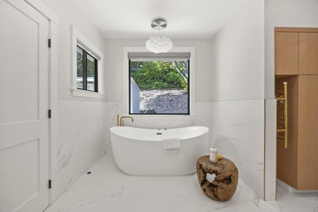 1095 Macadamia Drive, Hillsborough CA: https://media.crmls.org/mediaz/868a4f9e-0cc3-46d9-8f49-471330b51c72.jpg