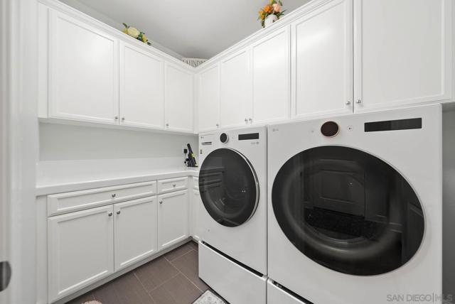 542 Adobe Estates Dr, Vista CA: https://media.crmls.org/mediaz/868ab9f9-3812-4e42-97eb-99b16100c94e.jpg