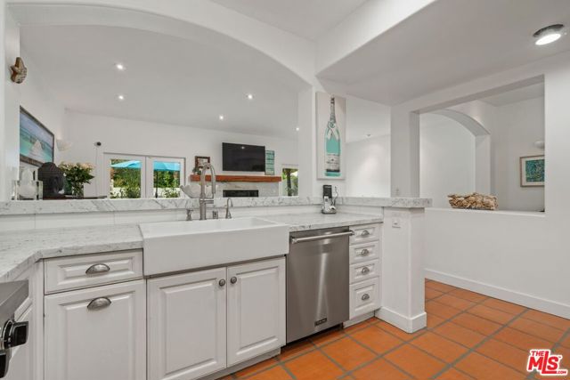 6435 Zumirez Drive, Malibu CA: https://media.crmls.org/mediaz/868adc3a-55de-41f6-b02c-f8190c108f3c.jpg