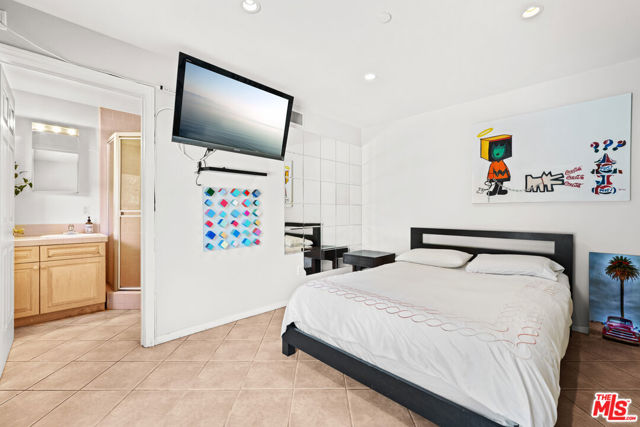512 N Palm Drive, Beverly Hills CA: https://media.crmls.org/mediaz/868bd376-6817-43bf-95f6-2163cd684b34.jpg