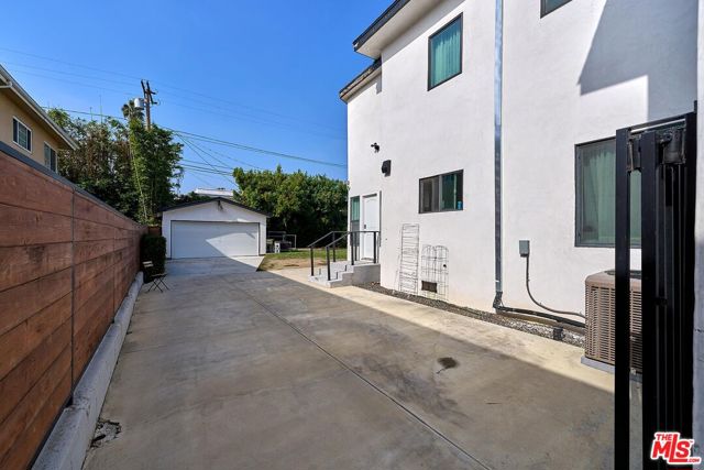 433 S Wilton Place, Los Angeles CA: https://media.crmls.org/mediaz/868d7362-c142-4892-939e-08713c8d74e6.jpg