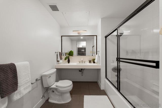 350 W Ash St, San Diego CA: https://media.crmls.org/mediaz/868da125-0321-4528-b4a9-3323a6fed308.jpg