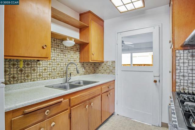 520 Celia St, Hayward CA: https://media.crmls.org/mediaz/868e4ca7-9a60-452e-8c4e-02a04d3a53a4.jpg