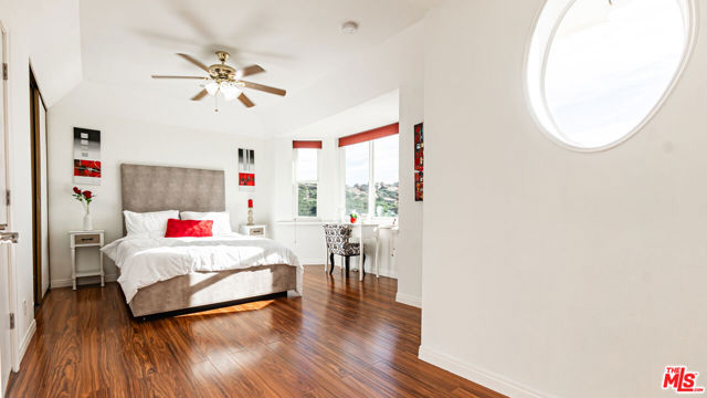 7449 Studio Road, Canoga Park CA: https://media.crmls.org/mediaz/868ea913-b19e-4b5f-b0ad-dc428ff4a0e4.jpg