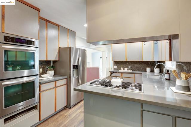3 Mountain View Pl, Lafayette CA: https://media.crmls.org/mediaz/868f0136-ceaf-4d99-9b9b-5f8356b1efda.jpg