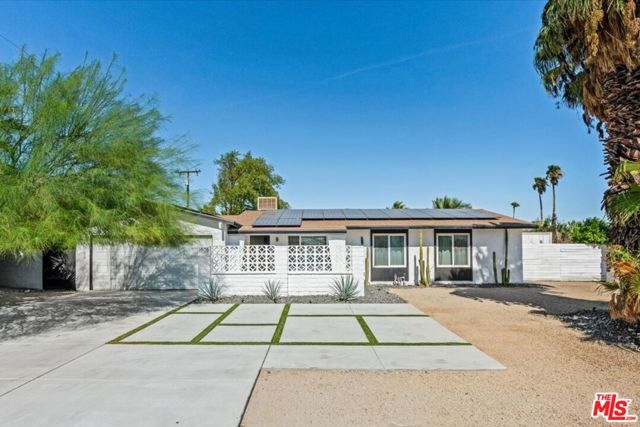 1808 E Francis Drive, Palm Springs CA: https://media.crmls.org/mediaz/86906747-c106-4f52-8853-84044ff85cd9.jpg
