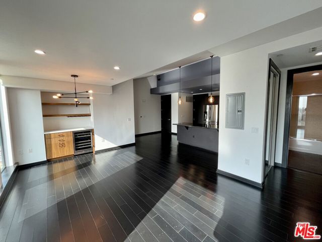 655 S Hope Street, Los Angeles CA: https://media.crmls.org/mediaz/86906ab9-d5fa-43e3-8adc-0c5b5ea2986e.jpg