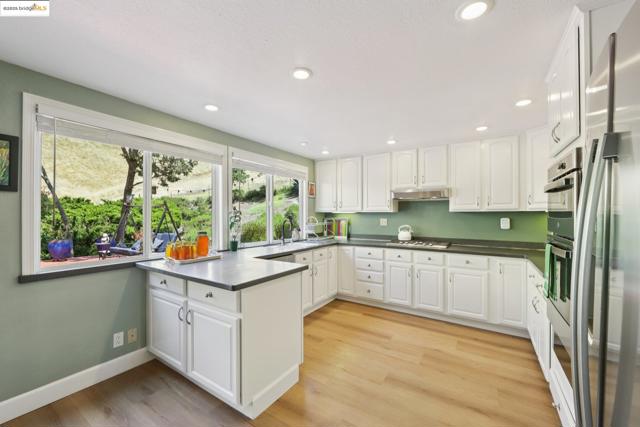 2353 Benham Ct, Walnut Creek CA: https://media.crmls.org/mediaz/8691d7e2-2e67-4f48-b444-cf05513a39f8.jpg