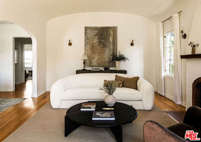 1612 S Ogden Drive, Los Angeles CA: https://media.crmls.org/mediaz/8691feb0-93d2-4560-8157-71db9ac42e71.jpg