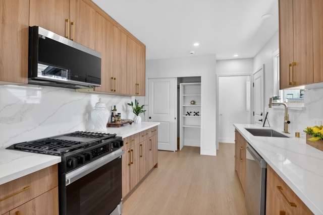 356 Belleview Dr, San Leandro CA: https://media.crmls.org/mediaz/8692c608-9ae8-4946-8e6a-9ead8d3c2f36.jpg