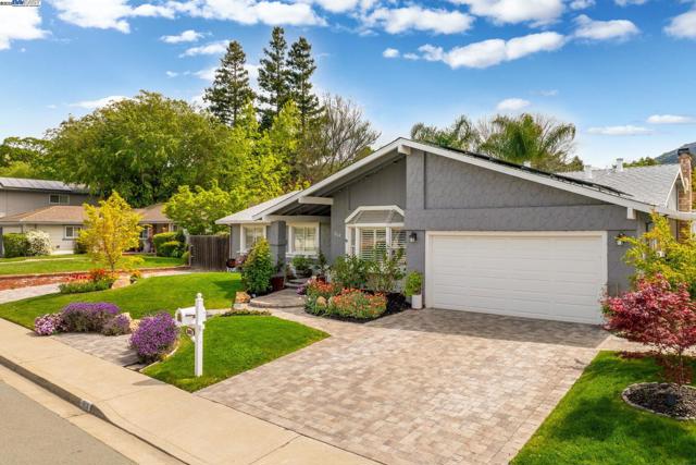 508 E Myrick Court, Clayton CA: https://media.crmls.org/mediaz/86935cb2-f90d-4a04-96bb-893bd6385cef.jpg