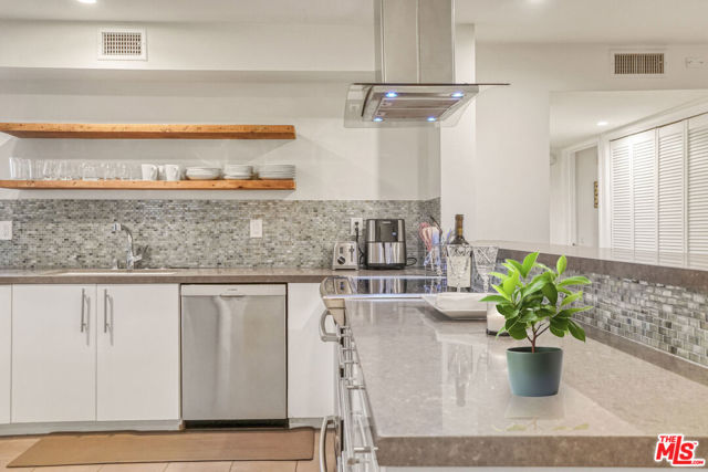 858 12th Street, Santa Monica CA: https://media.crmls.org/mediaz/86937758-f10f-46e9-a7de-12cf2676f531.jpg