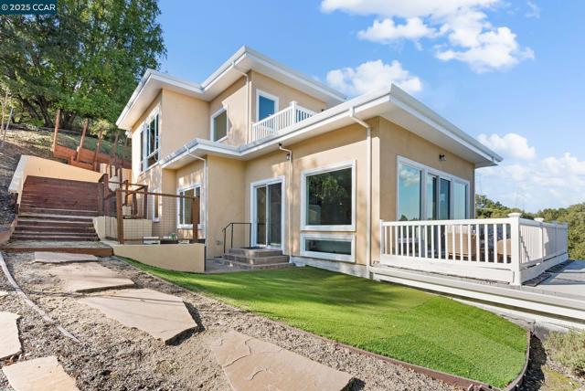 102 Barbara Rd, Orinda CA: https://media.crmls.org/mediaz/86948206-065e-4314-b56a-53fc7ecf56d4.jpg