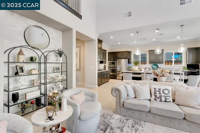 363 Fletcher Lane, Brentwood CA: https://media.crmls.org/mediaz/86954f03-5c04-4c0c-98ad-e424c15897d6.jpg