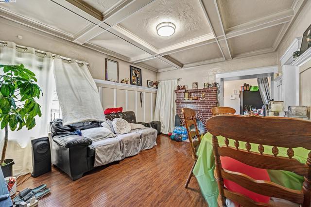 2309 High St, Oakland CA: https://media.crmls.org/mediaz/8695daa4-f782-4fb9-84f1-4fa7fb0fb8c3.jpg