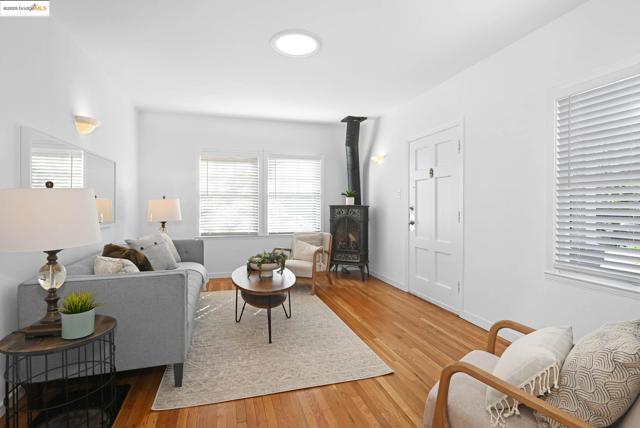 3008 Deakin St, Berkeley CA: https://media.crmls.org/mediaz/8697990b-6843-4f26-a48e-2d7b3076a86e.jpg