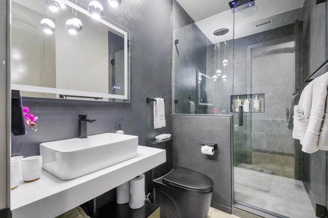 46 BATHROOM MLS SIZE