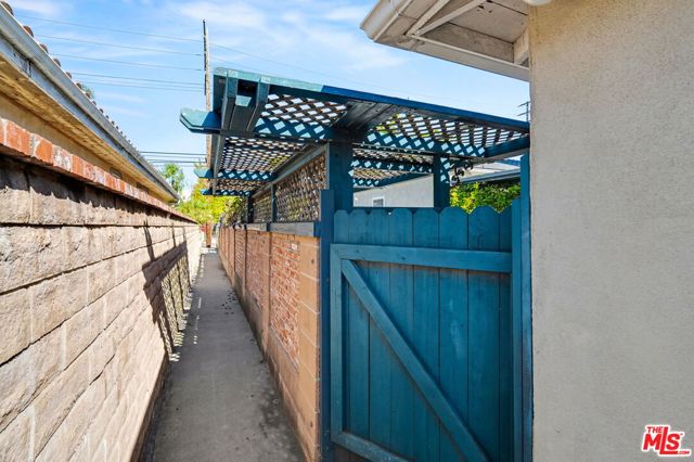 1314 Palms Boulevard, Venice CA: https://media.crmls.org/mediaz/86996310-7e4b-490d-8466-3f7ca45b11e5.jpg