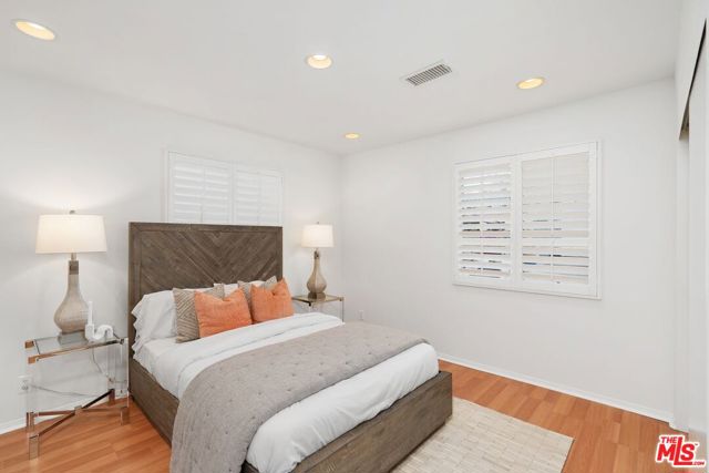 1240 24th Street, Santa Monica, California 90404, 3 Bedrooms Bedrooms, ,2 BathroomsBathrooms,Condominium,For Sale,24th,24400221