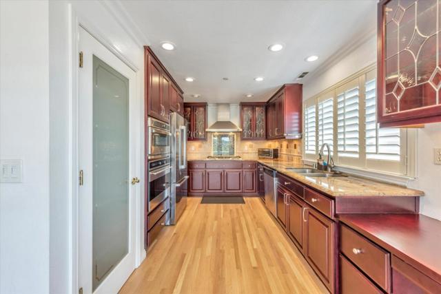 8215 Skyline Circle, Oakland CA: https://media.crmls.org/mediaz/869a4c4c-cc96-4341-aa5e-df8f29d8cb47.jpg