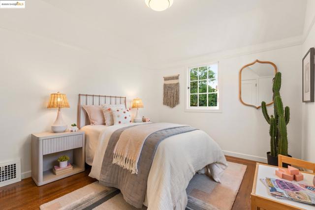 5815 Morpeth St, Oakland CA: https://media.crmls.org/mediaz/869b2f44-591a-4096-ae4f-8060a965ccea.jpg