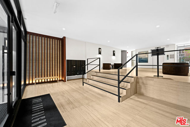 949 N Kings Road, West Hollywood CA: https://media.crmls.org/mediaz/869c3d8d-4a5a-466c-9a8d-c169f029760e.jpg
