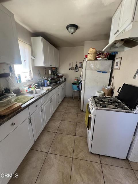 502 504 E Hemlock Street, Oxnard CA: https://media.crmls.org/mediaz/869e5051-80b3-4753-a446-5e2dabd34d94.jpg