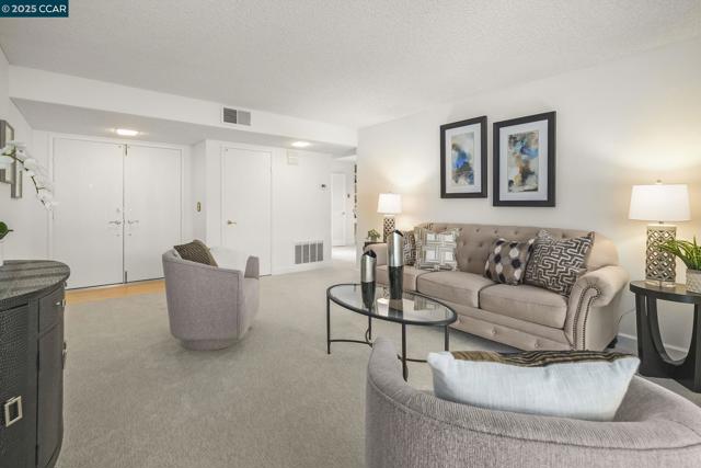 975 Terra California Dr, Walnut Creek CA: https://media.crmls.org/mediaz/869fb9f4-1eaa-44af-bd87-a23dbc42f079.jpg