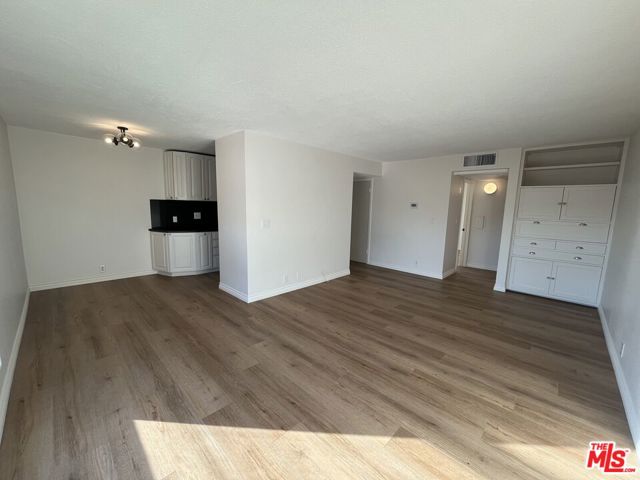 970 Palm Avenue, West Hollywood CA: https://media.crmls.org/mediaz/869fd4a5-e380-4a73-8a87-2a9f1ad9b2e6.jpg