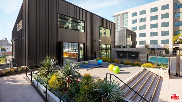 695 S Santa Fe Avenue, Los Angeles CA: https://media.crmls.org/mediaz/869ff3ca-cc10-435f-a863-8164397bf1cb.jpg