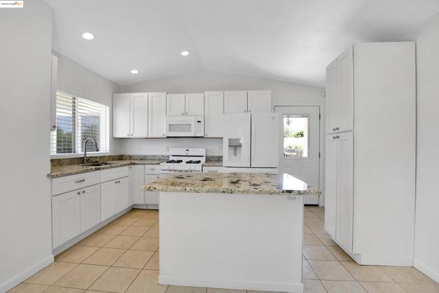 2086 Oakridge Ln, Pittsburg CA: https://media.crmls.org/mediaz/86a01dc3-b2e0-48ff-b175-8dc5b16981dc.jpg