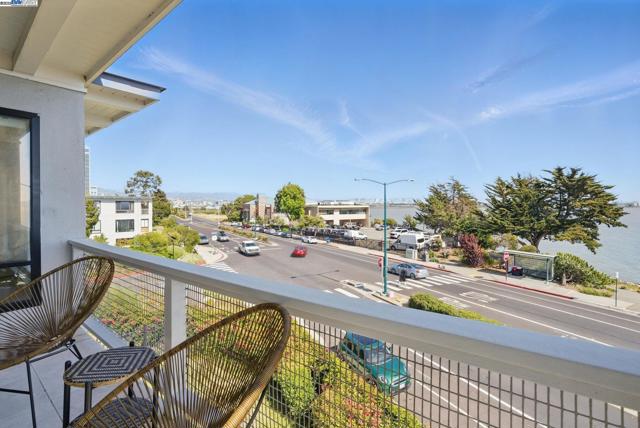 3 Commodore Dr, Emeryville CA: https://media.crmls.org/mediaz/86a0a81c-a9a3-4e95-b2b1-b34e40bc7584.jpg