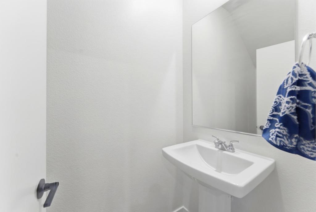 https://media.crmls.org/mediaz/86a0ed33-d37a-40a6-aaa9-f2bdc3a37e64.jpg?preset=X-Large