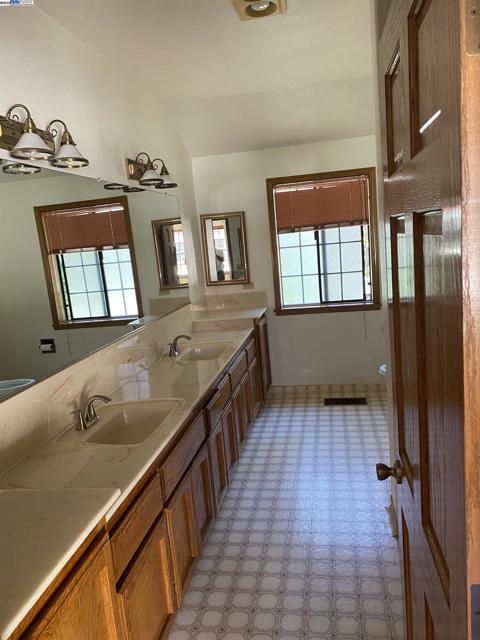 11 Foothill Lane, Pleasanton CA: https://media.crmls.org/mediaz/86a2c90f-0e10-4aae-9fd0-1fe9b807f2ca.jpg