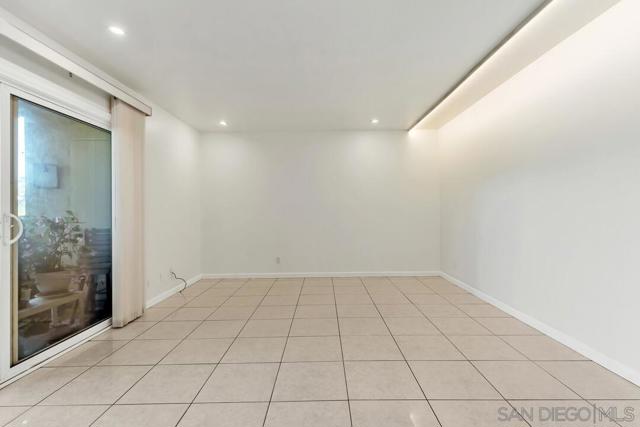 8536 Via Mallorca, La Jolla CA: https://media.crmls.org/mediaz/86a31939-1530-4c3b-8634-1ef49e084e1a.jpg