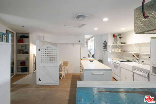 2020 Coldwater Canyon Drive, Beverly Hills CA: https://media.crmls.org/mediaz/86a36b9d-2969-49ab-b286-38934f3ebf3a.jpg