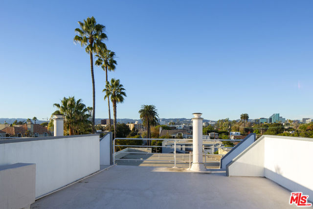 11699 Brookhaven Avenue, Los Angeles CA: https://media.crmls.org/mediaz/86a691b4-07e9-42ef-a4f9-4fb86c357b76.jpg