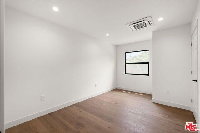 3792 1/2 Van Ness Avenue, Los Angeles CA: https://media.crmls.org/mediaz/86a71573-1d9b-442e-a687-483b017d5e74.jpg