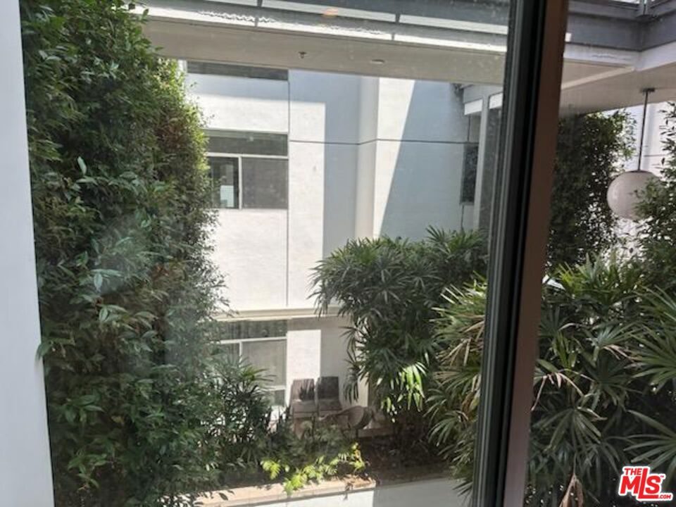 https://media.crmls.org/mediaz/86a759e9-99ec-4dc0-88fa-941fd2a2bd1a.jpg?preset=X-Large