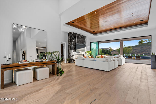2111 High Knoll Circle, Thousand Oaks CA: https://media.crmls.org/mediaz/86a7643c-f862-41ef-86a5-a15cc8b193b8.jpg