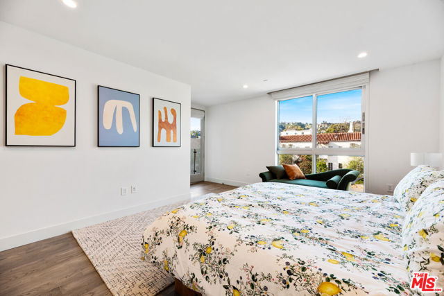 728 N Sweetzer Avenue, West Hollywood CA: https://media.crmls.org/mediaz/86a8314f-8155-4802-97e5-010eb97f8a84.jpg