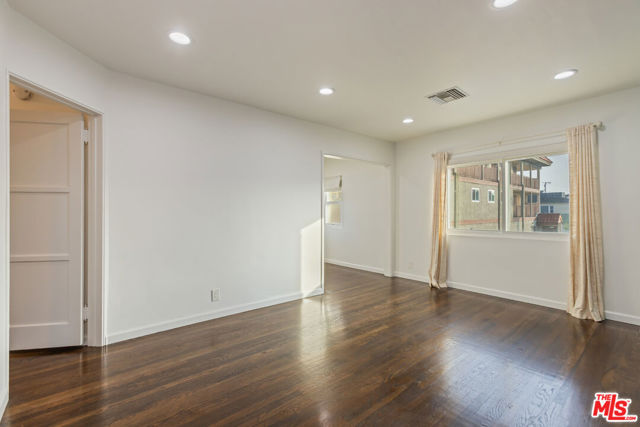 811 E Nutwood Street, Inglewood CA: https://media.crmls.org/mediaz/86a91008-cbea-4977-bdf8-cc601e004d78.jpg